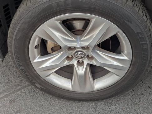 Used 2019 Toyota Highlander SE image 12