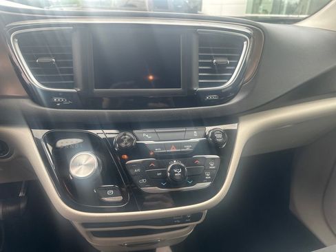 Used 2018 Chrysler Pacifica L FWD image 17