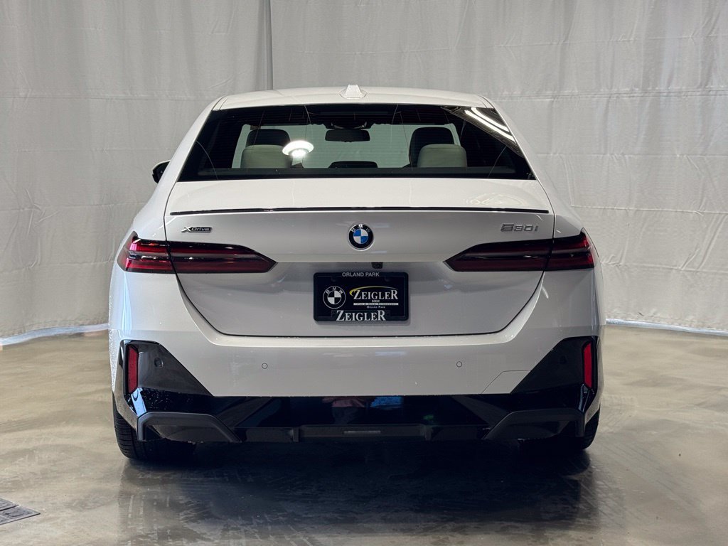 Used 2026 BMW 530i xDrive w/ M Sport Package AWD/4WD image 5
