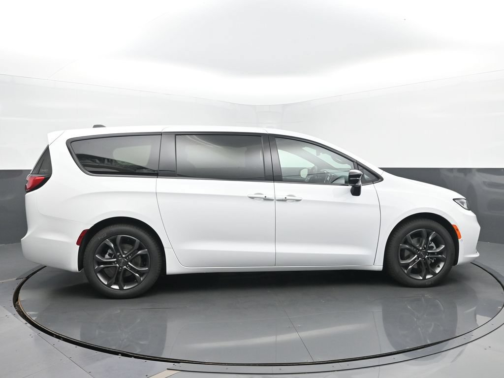 New 2026 Chrysler Pacifica Select FWD image 6