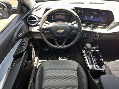 Used 2025 Chevrolet Trax LT FWD image 16