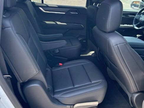 Used 2026 GMC Acadia Elevation w/ Elevation Premium Package AWD/4WD image 16