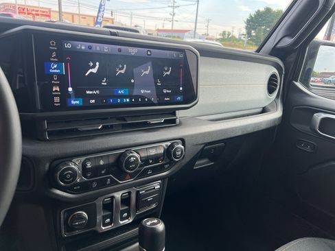 Used 2024 Jeep Wrangler Sport S image 11