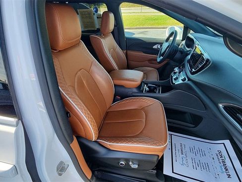 Used 2024 Chrysler Pacifica Pinnacle w/ Trailer Tow Group image 30