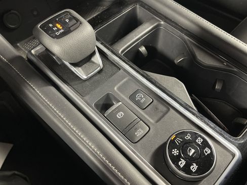 Used 2023 Nissan Pathfinder SL w/ Black Appearance Package image 21