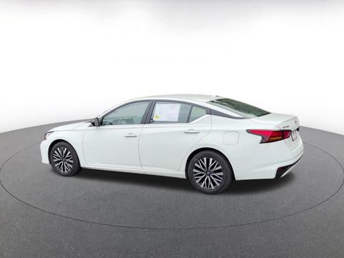 Used 2025 Nissan Altima 2.5 SV FWD image 11