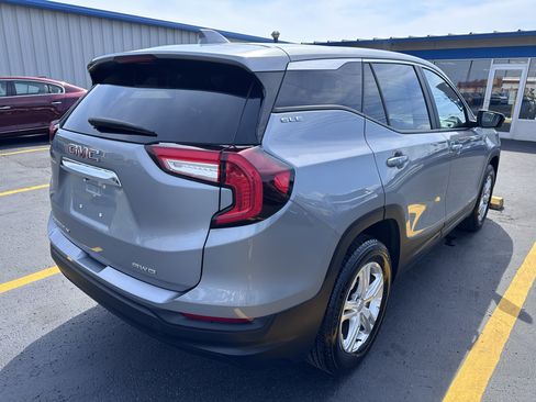 Used 2024 GMC Terrain SLE image 3