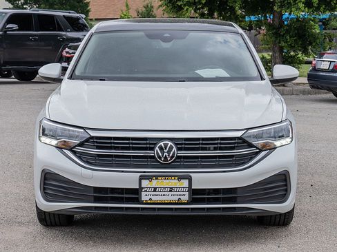 Used 2023 Volkswagen Jetta SE FWD image 2