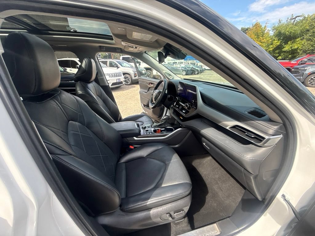 Used 2024 Toyota Highlander Platinum AWD/4WD image 17