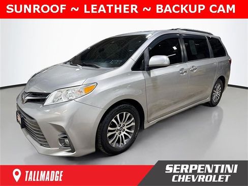 Used 2018 Toyota Sienna XLE image 1