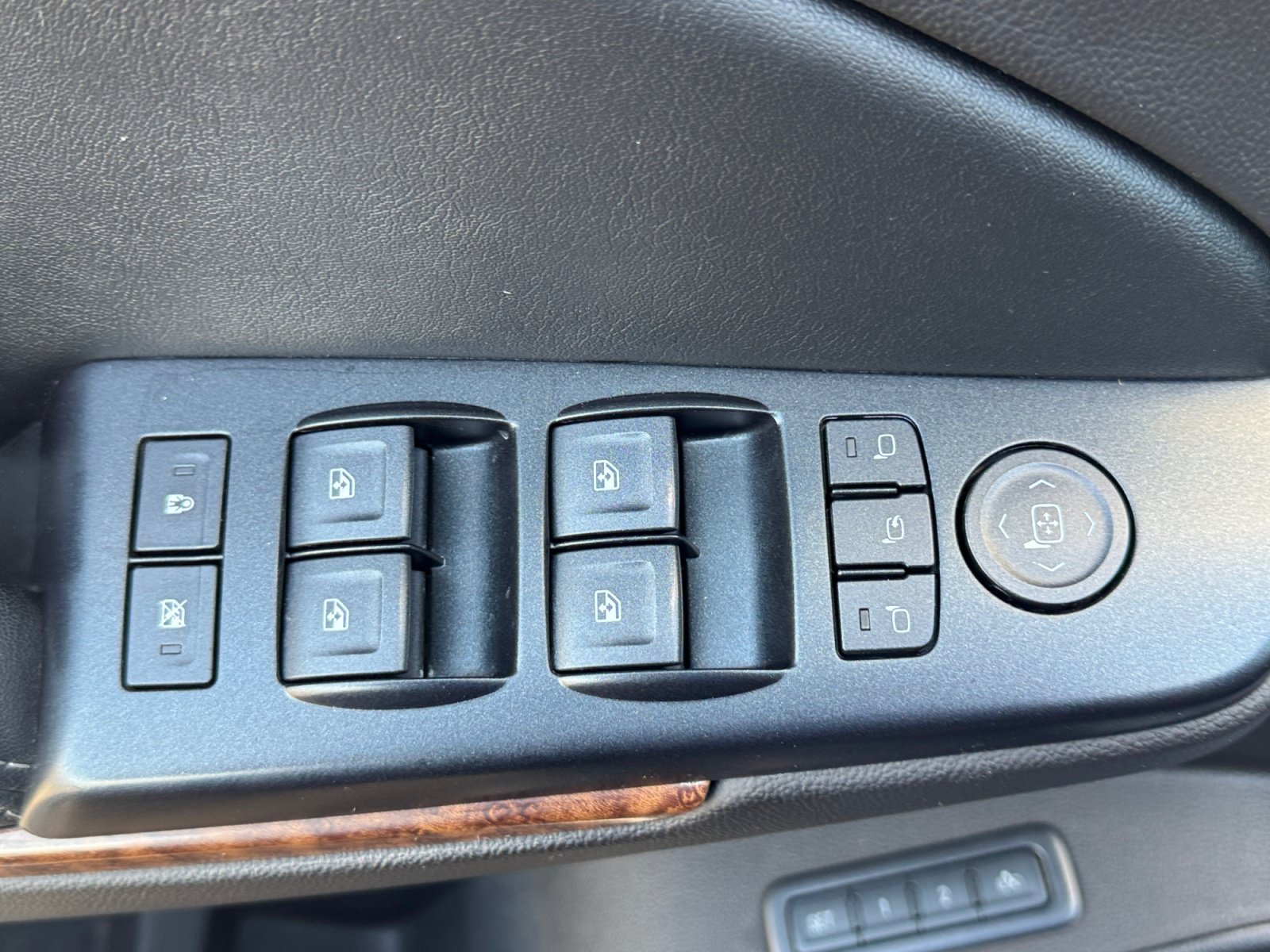 Used 2015 Chevrolet Suburban LTZ AWD/4WD image 12