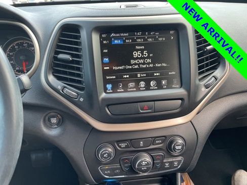 Used 2017 Jeep Cherokee Latitude w/ Comfort/Convenience Group image 2