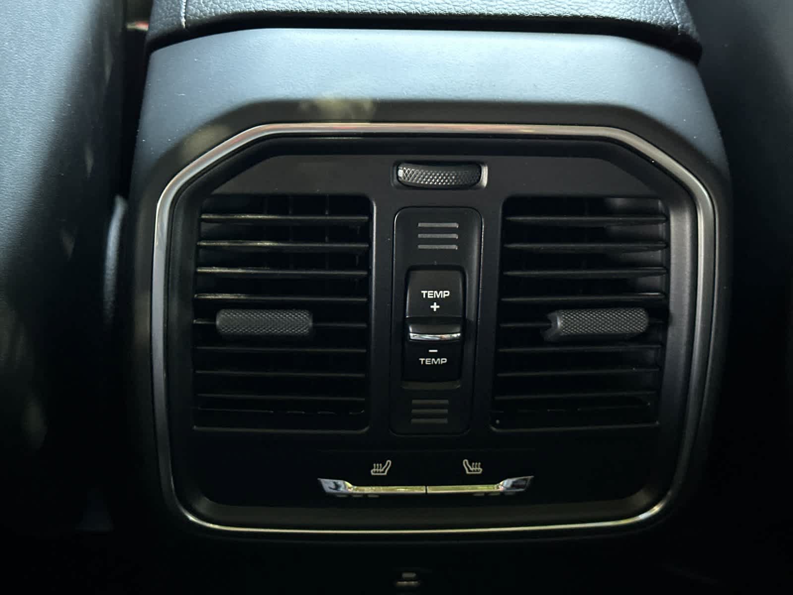 Certified 2025 Porsche Macan AWD/4WD image 14