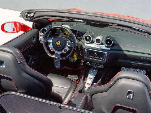 Used 2017 Ferrari California T RWD image 14