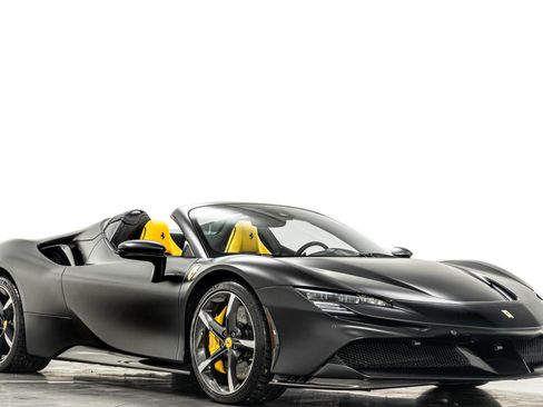 Used 2024 Ferrari SF90 Spider image 32