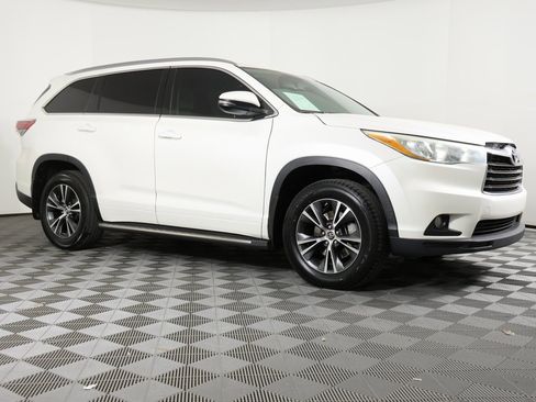 Used 2016 Toyota Highlander XLE image 3