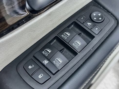 Used 2023 Chrysler Pacifica Limited FWD image 21