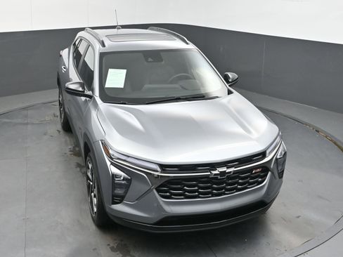 Used 2026 Chevrolet Trax RS w/ Sunroof Package FWD image 33