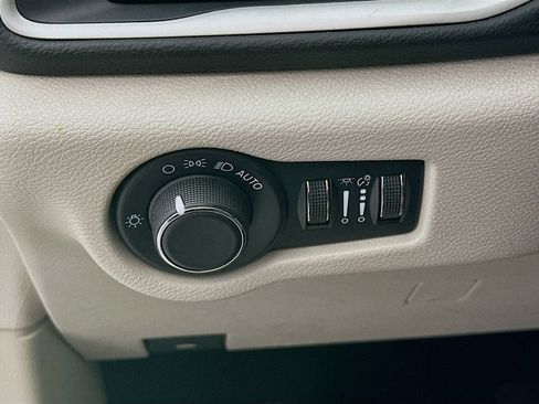 Certified 2023 Chrysler Voyager LX FWD image 17