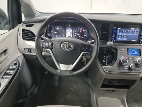 Used 2020 Toyota Sienna L image 16