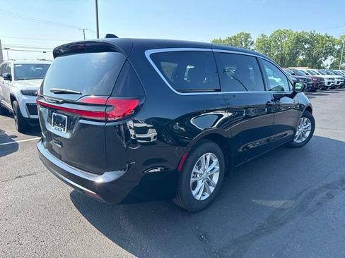 Used 2027 Chrysler Pacifica Select FWD image 4
