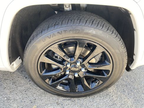 Used 2017 Jeep Grand Cherokee Altitude AWD/4WD image 9