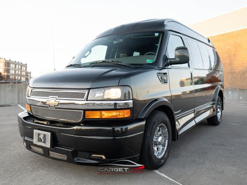 Used 2017 Chevrolet Express 2500 image 3