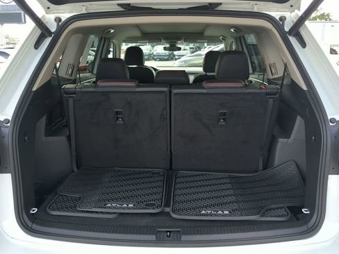 Used 2025 Volkswagen Atlas Peak Edition SE AWD/4WD image 9