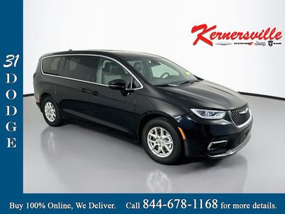 Used 2025 Chrysler Pacifica Select