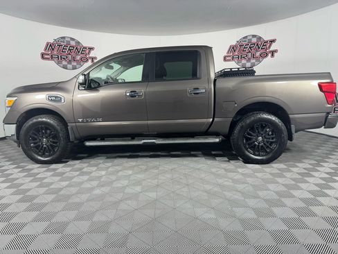 Used 2017 Nissan Titan SL image 4