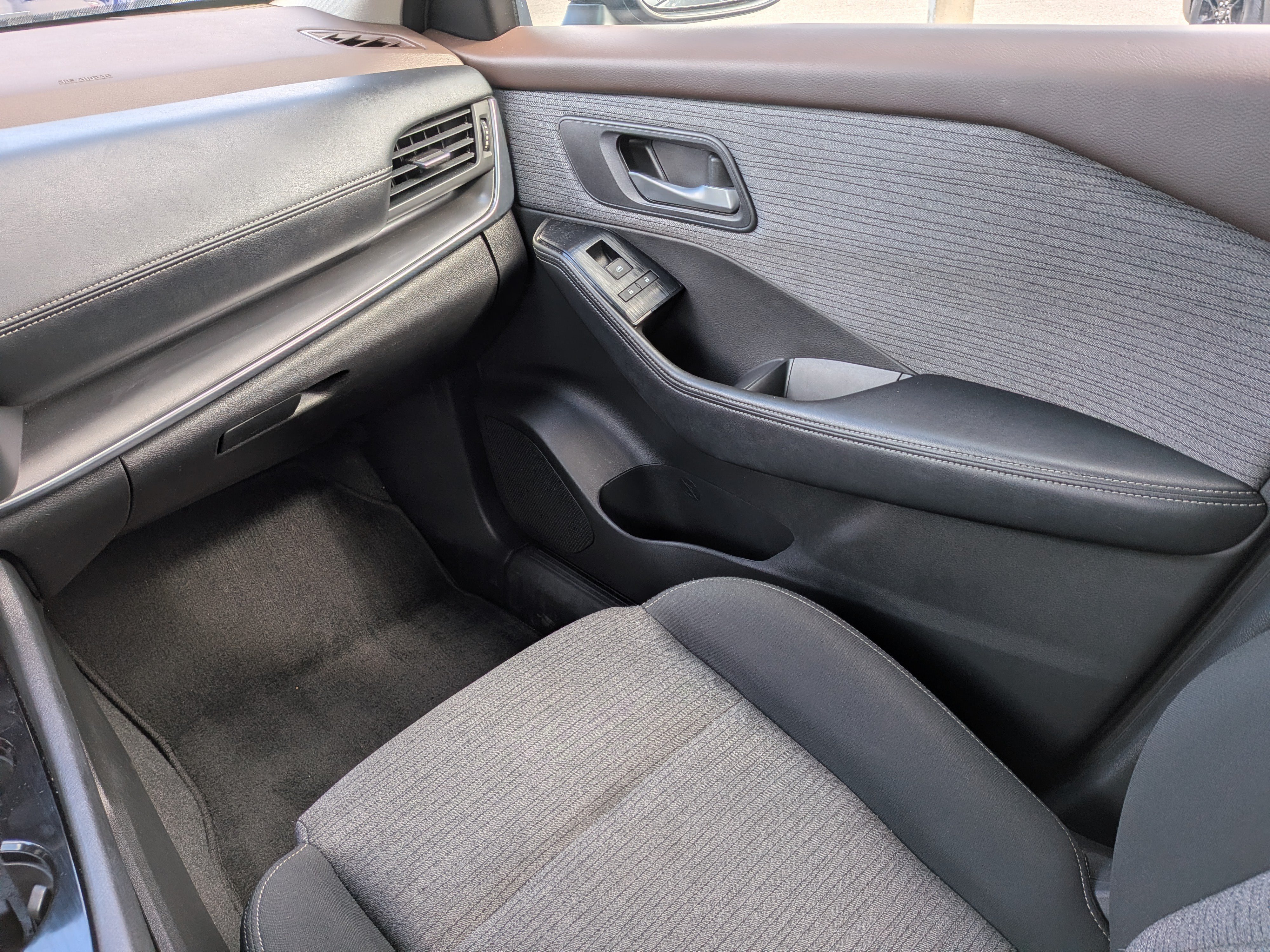 Used 2023 Nissan Rogue SV FWD image 15