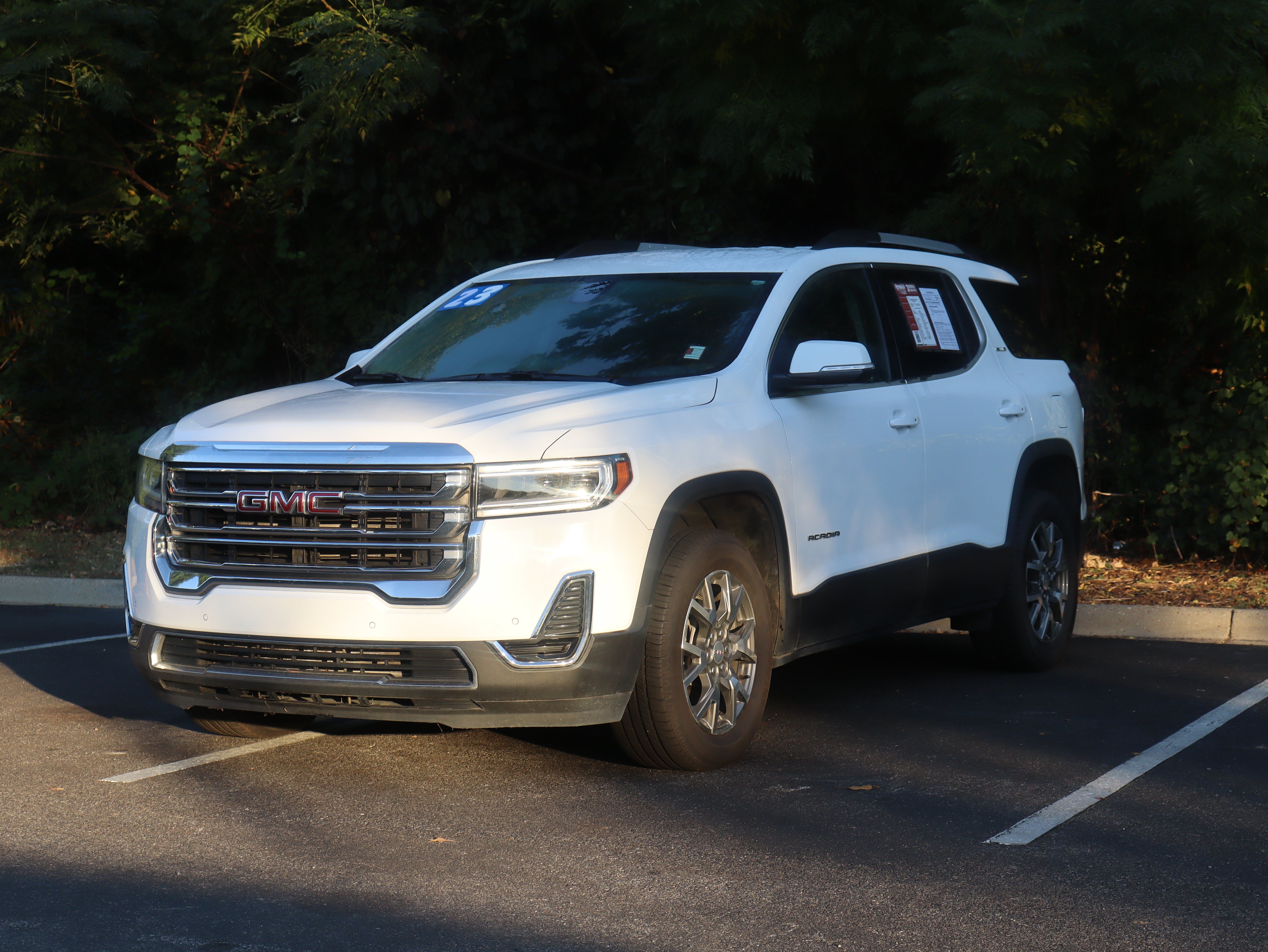 Used 2023 GMC Acadia SLE w/ Driver Convenience Package FWD image 5