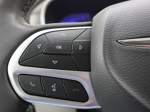Used 2024 Chrysler Pacifica Touring-L FWD image 16
