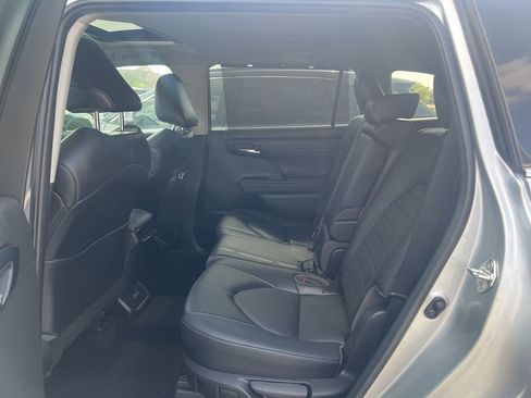 Used 2022 Toyota Highlander XLE image 10