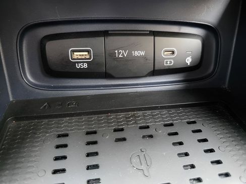 Used 2024 Hyundai Venue Limited image 33