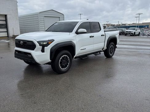Used 2024 Toyota Tacoma TRD Off-Road image 3