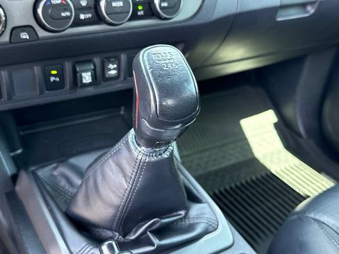 Certified 2019 Toyota Tacoma TRD Off-Road AWD/4WD image 24