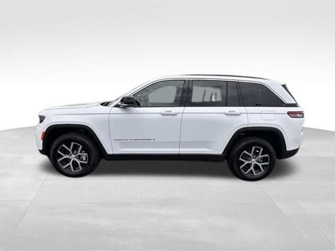 Used 2025 Jeep Grand Cherokee Limited w/ Luxury Tech Group II AWD/4WD image 3
