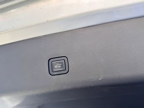 Used 2021 Chevrolet Traverse Premier image 30