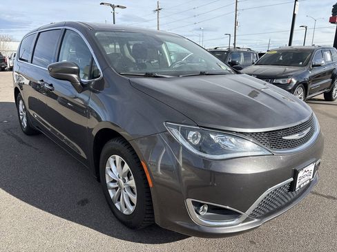 Used 2018 Chrysler Pacifica Touring Plus image 7
