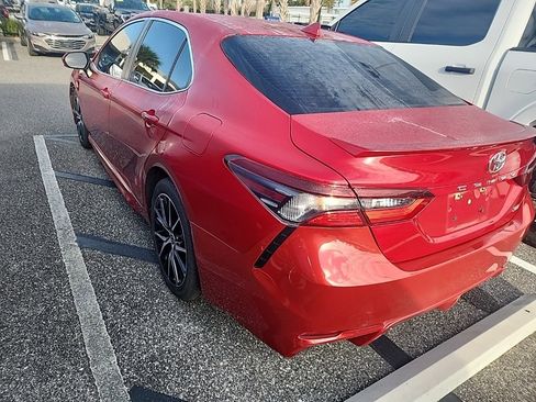 Used 2021 Toyota Camry SE image 3