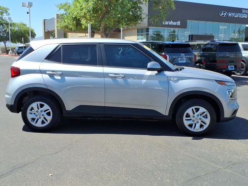 Used 2025 Hyundai Venue SE FWD image 6