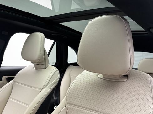 Used 2025 Mercedes-Benz GLC 300 4MATIC image 23