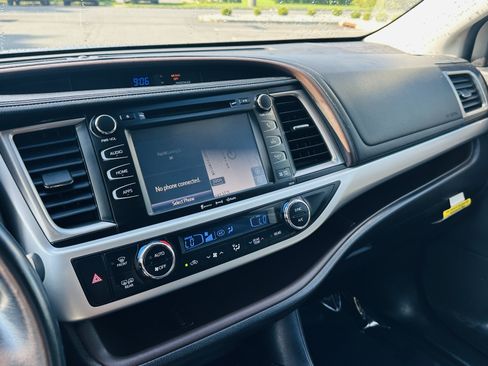 Used 2017 Toyota Highlander XLE AWD/4WD image 21
