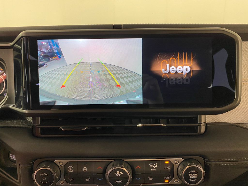 Used 2026 Jeep Wrangler Unlimited Sahara AWD/4WD image 26