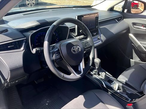 Used 2022 Toyota Corolla Cross XLE w/ Convenience Package image 18