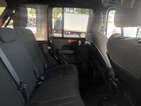 Used 2025 Jeep Wrangler Unlimited Rubicon AWD/4WD image 4
