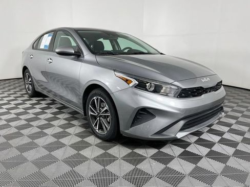 Used 2023 Kia Forte LXS FWD image 3
