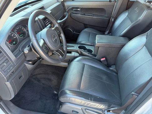 Used 2012 Jeep Liberty Sport image 10