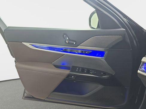 Used 2025 BMW 740i xDrive image 30